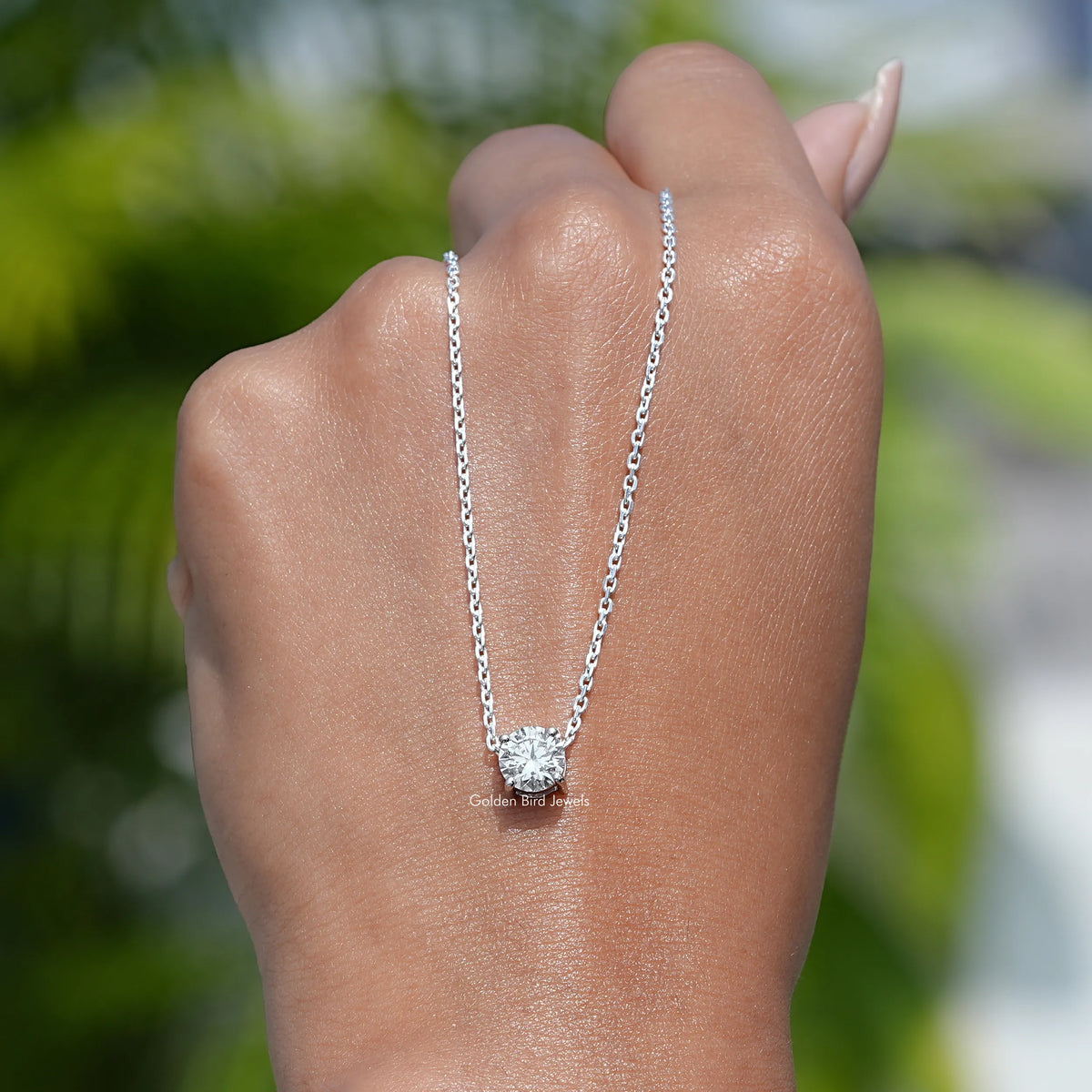 Detailed view of Round shape diamond pendant