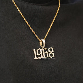 In front view of moissanite round cut pendant