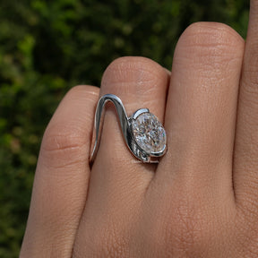 Solitaire Crushed Ice Oval Moissanite Curved Ring