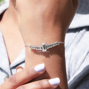 Detailed view of round shaped and baguette moissanite bracelet