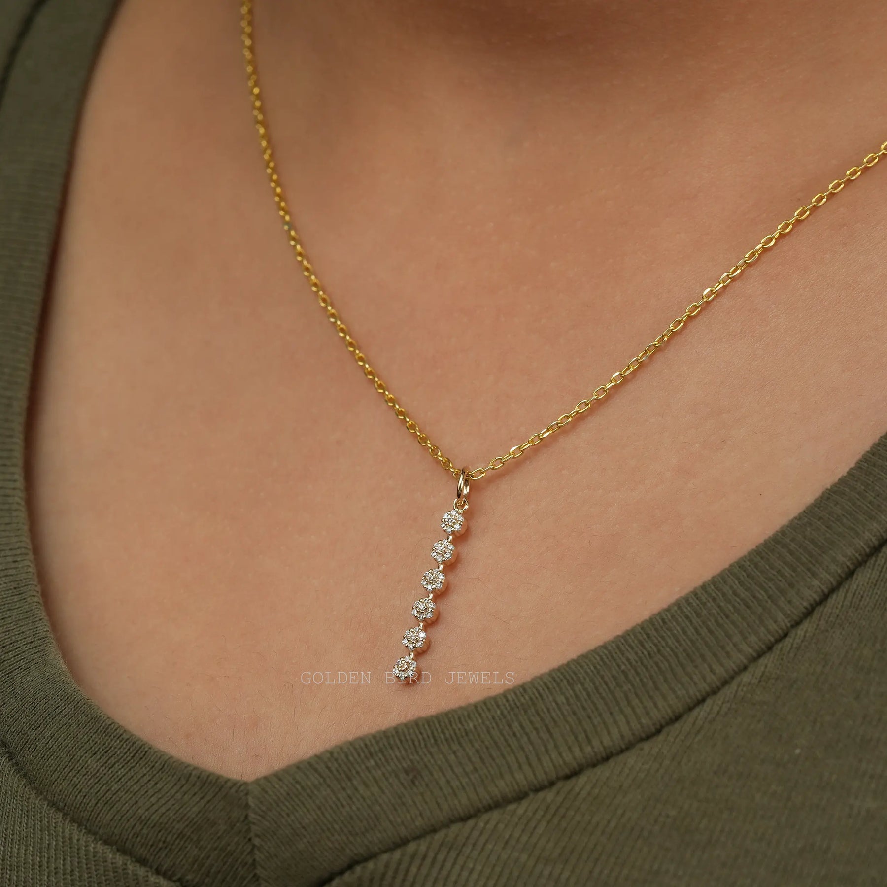 Side view of round Cut pendant In yellow Gold