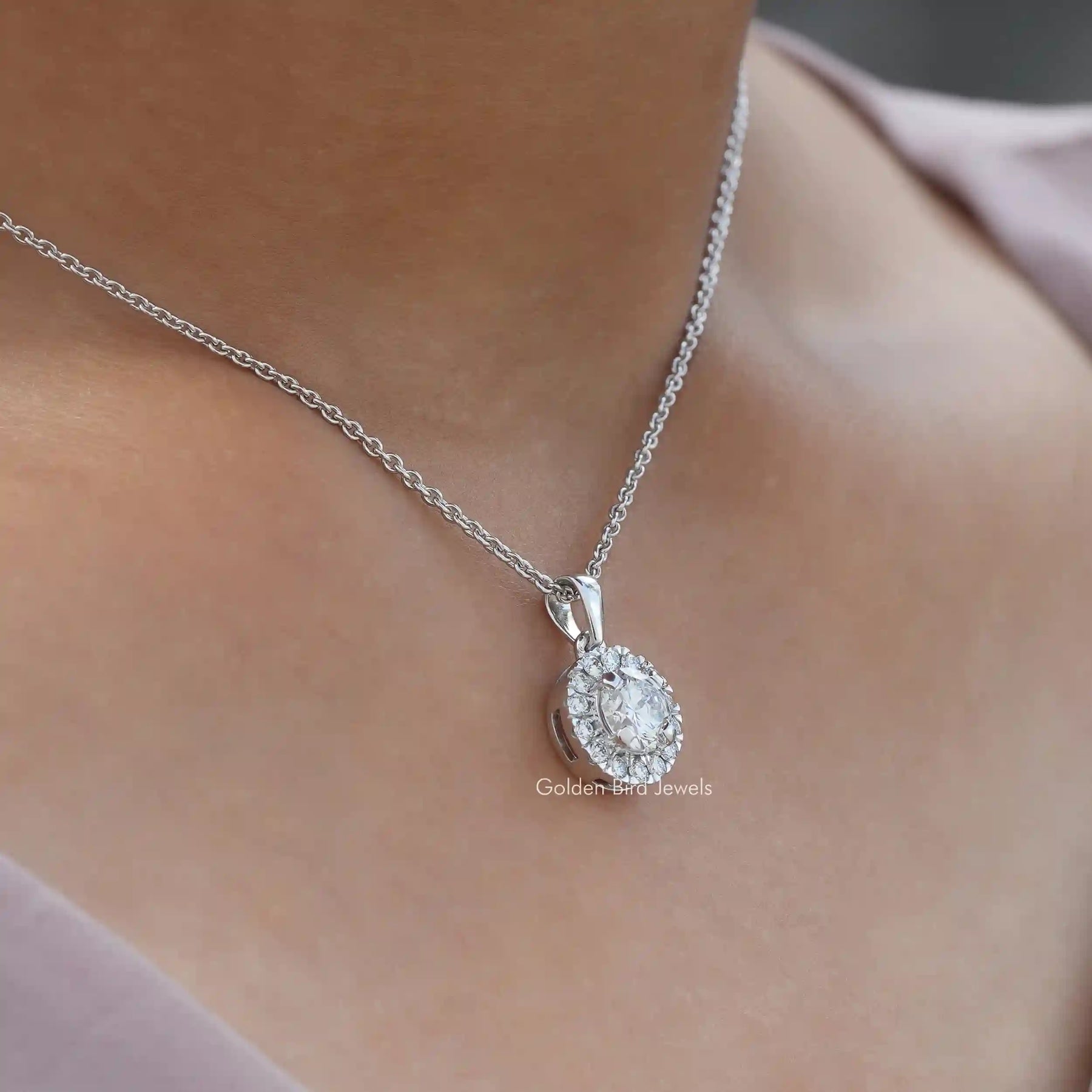 Side view of round cut pendant In white Gold