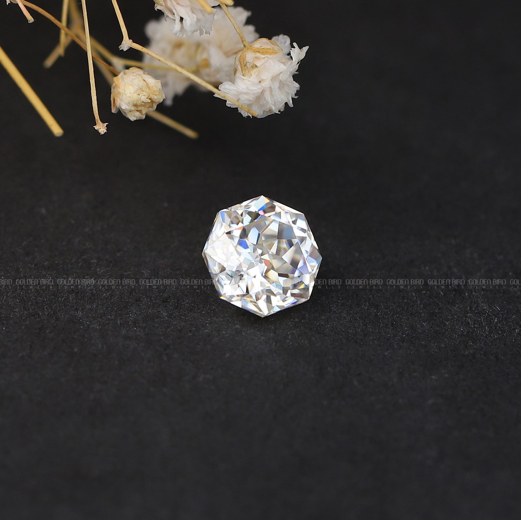 Colorless Octagon Cut Loose Stone In Unique Pattern 